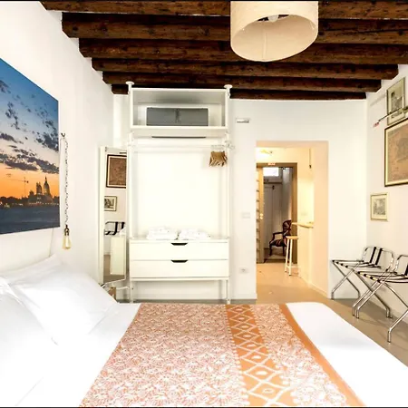 Stylish Self-contained & Bath In Castello Between Biennale & San Marco 3* Venedig