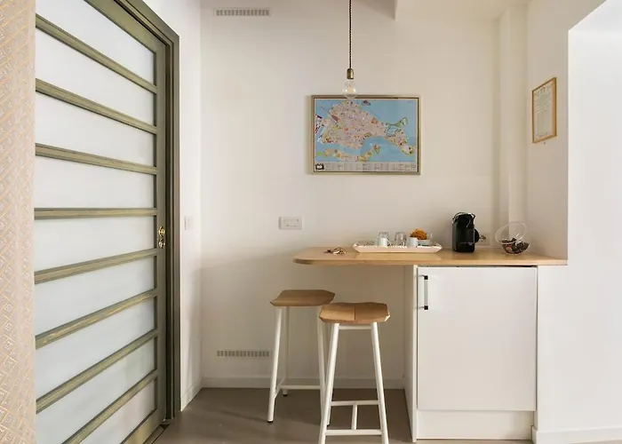 Stylish Self-contained & Bath In Castello Between Biennale & San Marco 3* Venetië