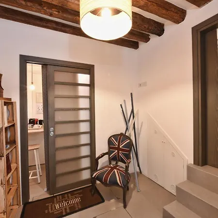 Stylish Self-contained & Bath In Castello Between Biennale & San Marco 게스트하우스 3*