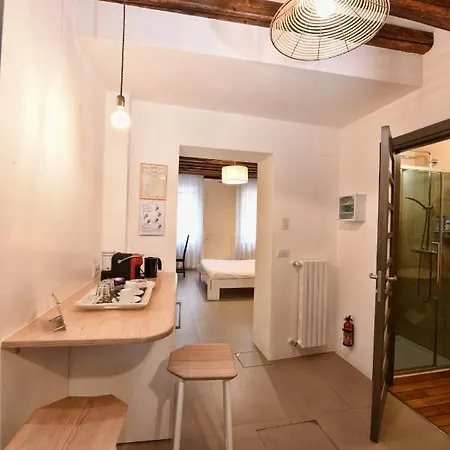 Stylish Self-contained & Bath In Castello Between Biennale & San Marco 3*