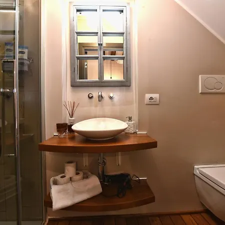 Stylish Self-contained & Bath In Castello Between Biennale & San Marco 게스트하우스 3*