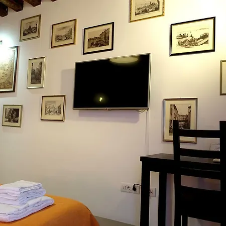 Stylish Self-contained & Bath In Castello Between Biennale & San Marco 3* 베니스